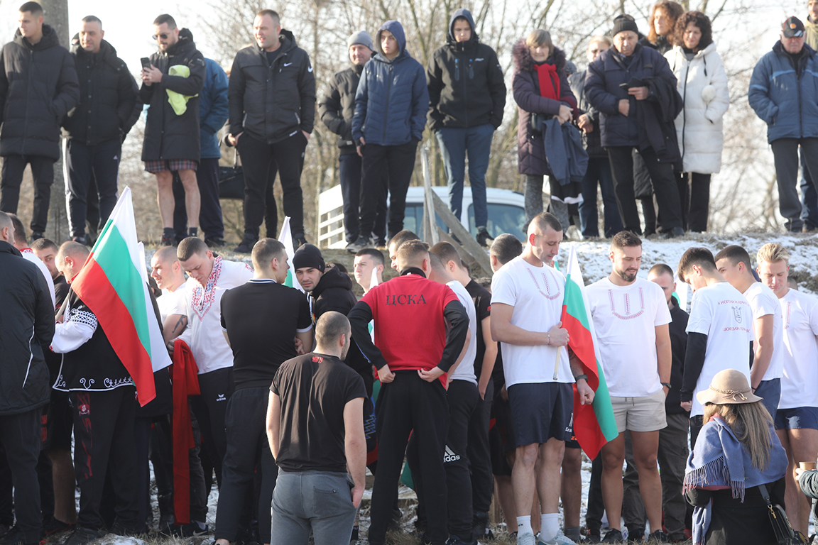 <p>Край река Лесновска в Елин Пелин, се проведе водосвет и бе извършено традиционното хвърляне на кръста на Богоявление (Йордановден)</p>