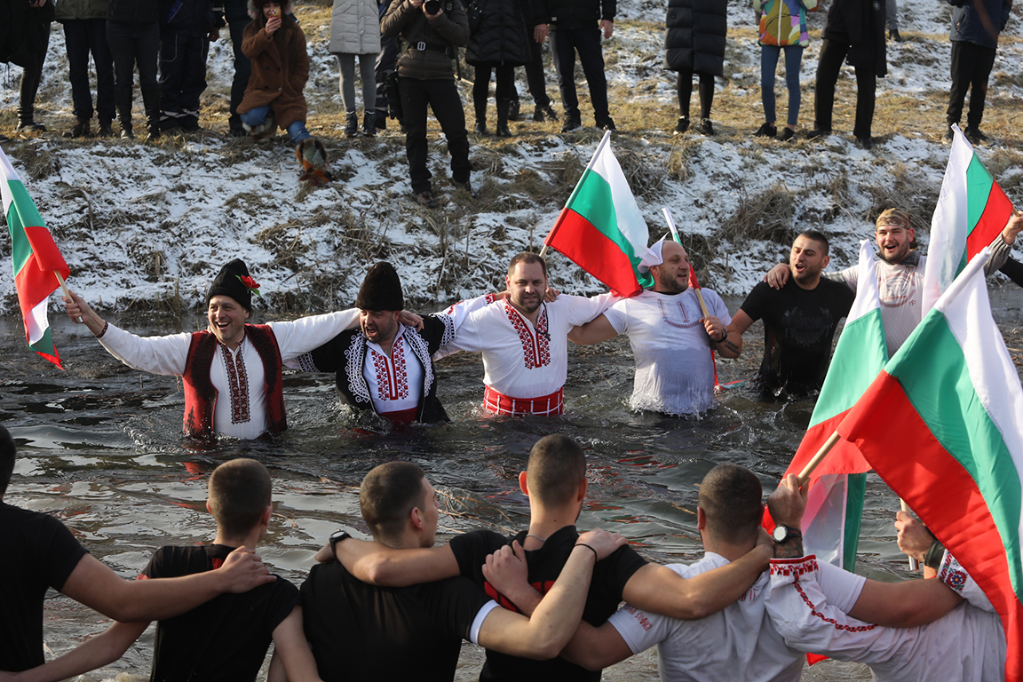 <p>Край река Лесновска в Елин Пелин, се проведе водосвет и бе извършено традиционното хвърляне на кръста на Богоявление (Йордановден)</p>