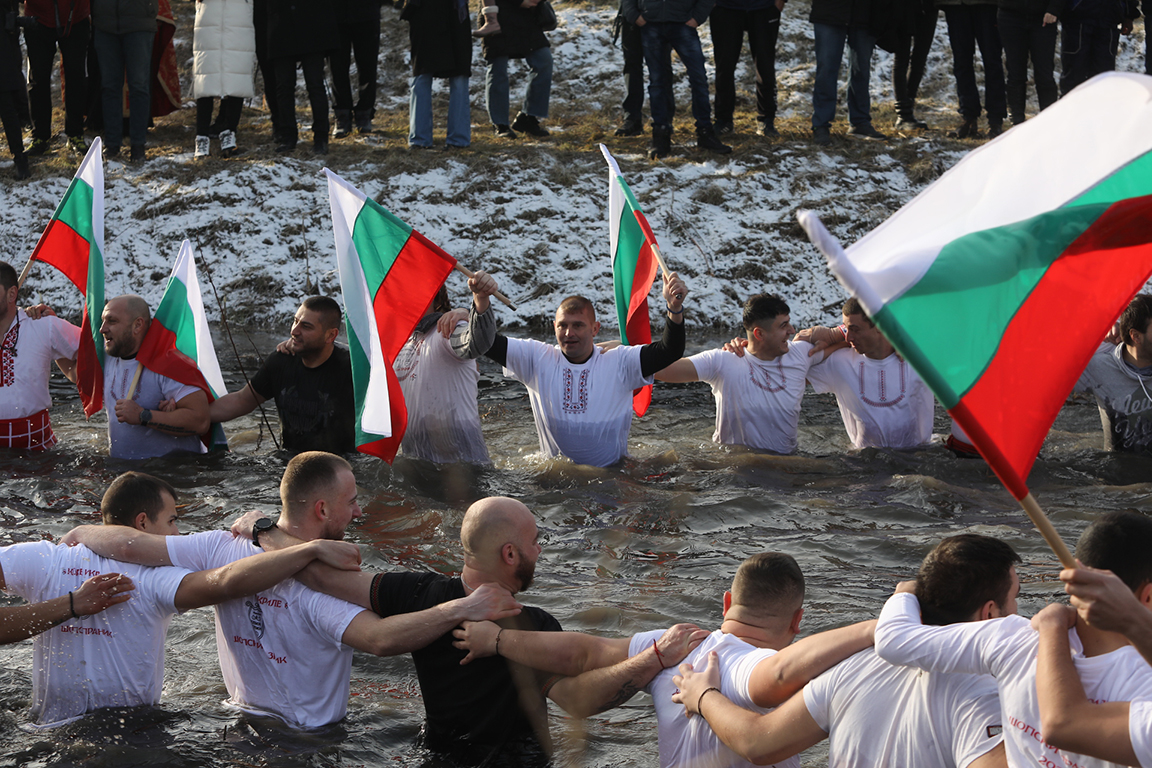 <p>Край река Лесновска в Елин Пелин, се проведе водосвет и бе извършено традиционното хвърляне на кръста на Богоявление (Йордановден)</p>