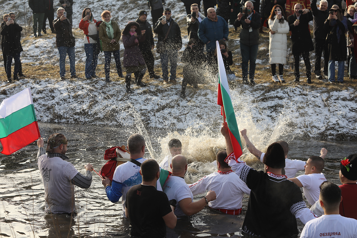 <p>Край река Лесновска в Елин Пелин, се проведе водосвет и бе извършено традиционното хвърляне на кръста на Богоявление (Йордановден)</p>