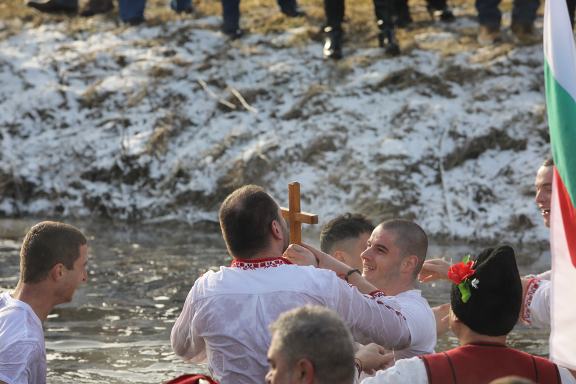 <p>Край река Лесновска в Елин Пелин, се проведе водосвет и бе извършено традиционното хвърляне на кръста на Богоявление (Йордановден)</p>