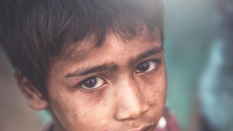 глад дете гладно