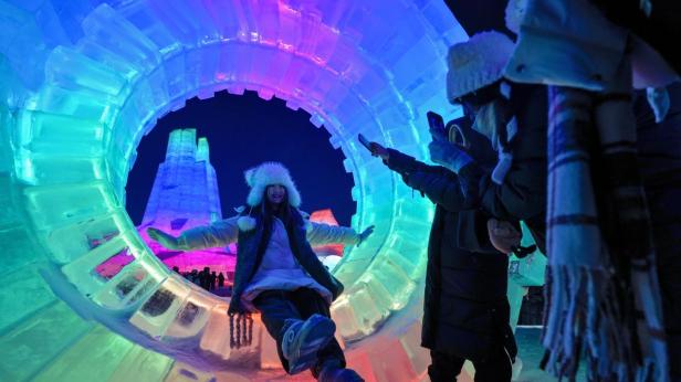 Откриха фестивала на ледените фигури в Китай