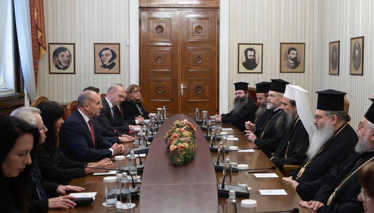 църква - СВЕЩЕНИ ВОЙНИ: Три църкви в битка за православието в България