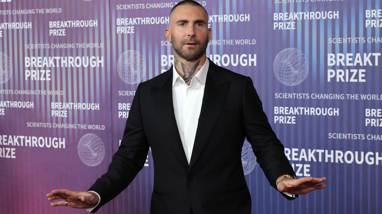 <p><strong>Адам Ливайн</strong></p>

<p>Известният музикант на групата Maroon 5, Адам Ливайн, ужаси своя почитателка, след като я обиди, че е грозна, когато поискала автограф от него. Този инцидент и няколко други подобни взаимодействия с фенове доведоха до това, че певецът да бъде смятан за една от най-грубите знаменитости.</p>