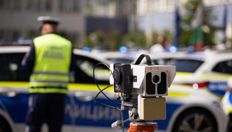 д - Арестуваха полицай, докато получава подкуп!