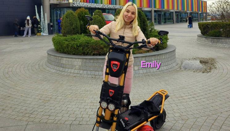 Емили Тротинетката - НОВО 20: Емили Тротинетката се присъедини към „Свидетелите на Йехова” (СНИМКИ)