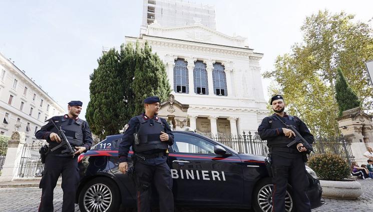 Италиански карабинери - Фашистки поздрави на митинг в Рим!