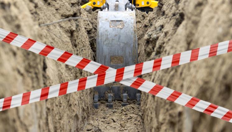 изкоп - ШАШ И ПАНИКА: Блок пред пропадане заради съседен изкоп