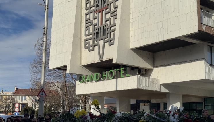 Петя Пендарева - С цветя и аплодисменти изпратиха лекоатлетката Петя Пендарева в последния и земен път в Казанлък