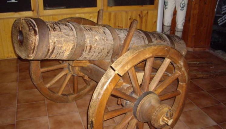 черешово оръдие - СТАРА СЛАВА: Първият ни топчия плаща с детето си за априлския залп! (СНИМКИ)