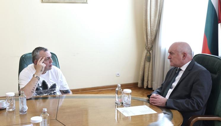 главчев - Главчев: Проблемът със забавените плащания към театрите ще бъде решен