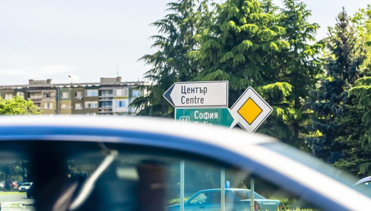 д - БЕЗНАКАЗАНО: Шофьор мина на червено и засече две патрулки (ВИДЕО)