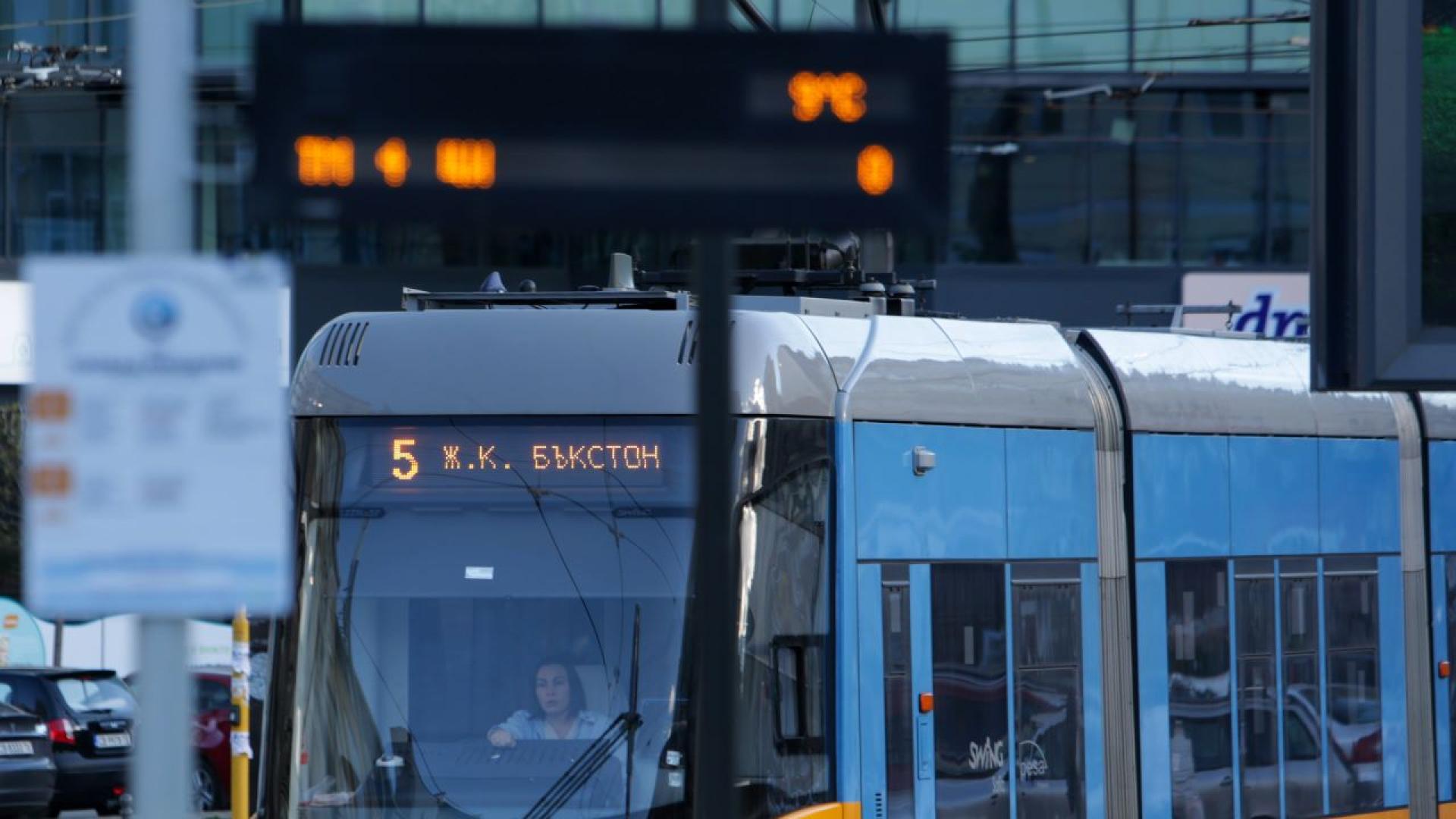 Наземният градски транспорт остава блокиран и днес метрото работи съобщиха