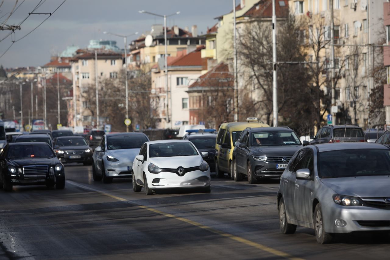 <p>Верижна катастрофа с участието на три леки автомобила затруднява движението по булевард Цариградско шосе в София.</p>