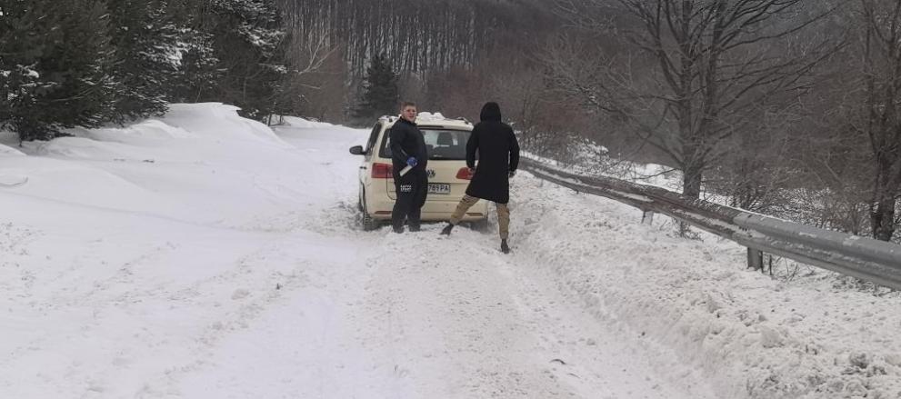 Младежи закъсаха в дълбоки преспи сняг на път за Бузлуджа.БГНЕСПътят