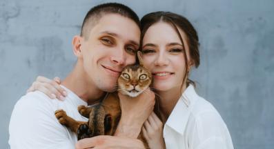 Мъж и жена с котка