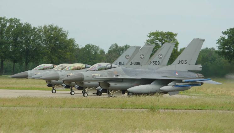 изтребители F16 - Технически проблем не вдигна F-16!