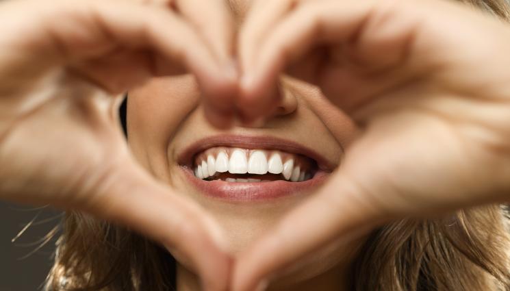 усмивка зъби - КРАСИВА УСМИВКА: Ето коя напитка боядисва най-много зъбите!