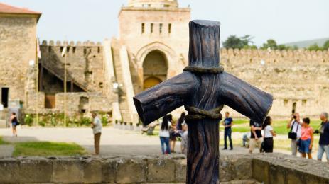 Скулптура на кръста на Света Нино в Мцхета