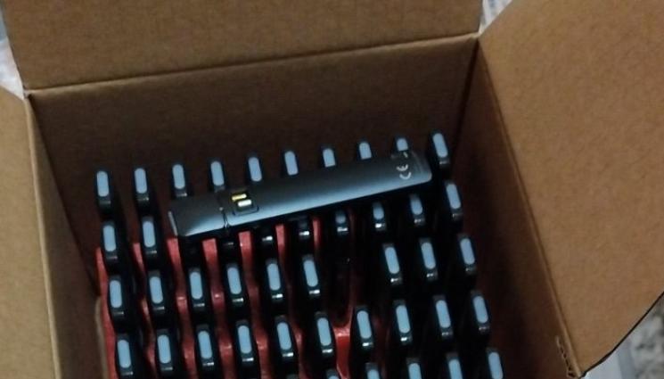 наркотици вейп - ВОЙНАТА С ВЕЙПОВЕТЕ: При спецакция иззеха близо 1200 електронни цигари, над 370 флакона райски газ и тютюн за наргиле