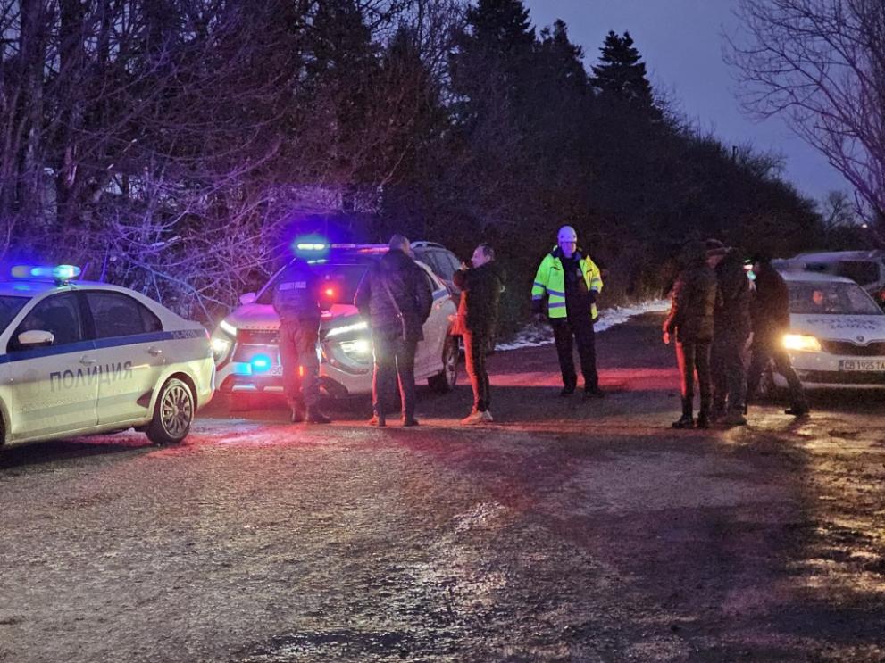 Два товарни влака се удариха челно край София. Двама души