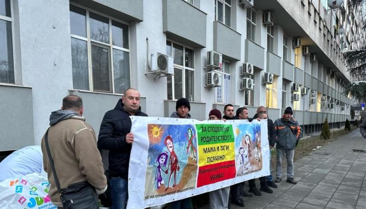 Социално подпомагане - Родители на бунт срещу социалните в Пловдив: Извършват се скандални нарушения, а контрол- няма!