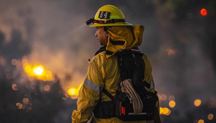 пожарникар - ЗА $15 000 НА ДЕН: Частни пожарникари бранят къщи и магазини от огъня в Лос Анджелис