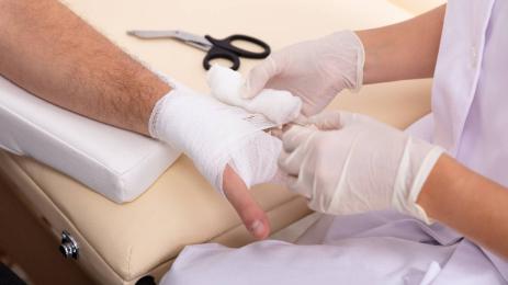 бинтована ръка