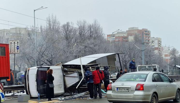 катастрофа - ЗРЕЛИЩНО: Камион се обърна след удар с автобус! (СНИМКИ+ВИДЕО)