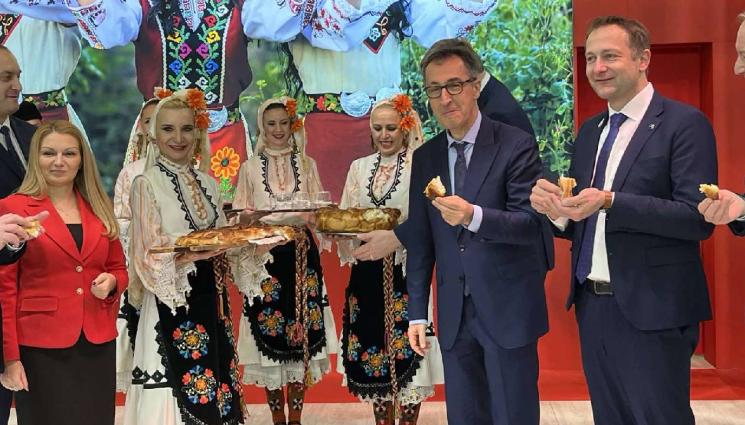 Зелена седмица - На световното изложение „Зелена седмица”: Нагостихме германски министър с баница