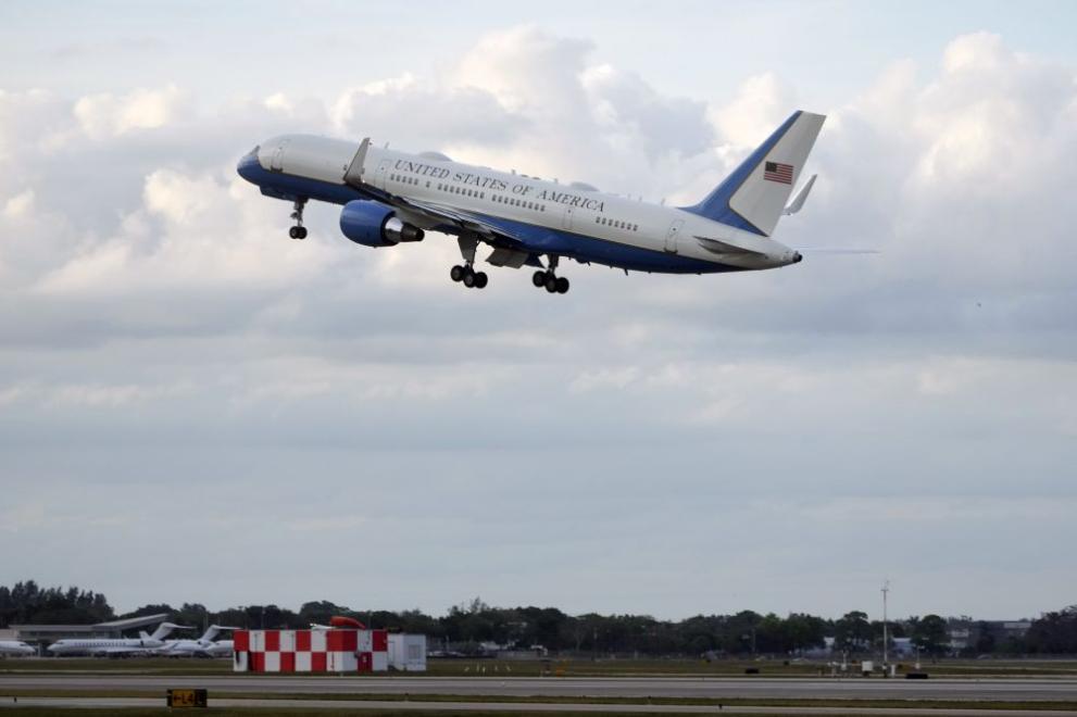 Самолетът Air Force One, превозващ президента на САЩ Доналд Тръмп,