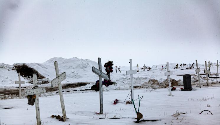 надгробни кръстове - Бивш посланик в София: Българите се отопляват от надгробни сръбски кръстове