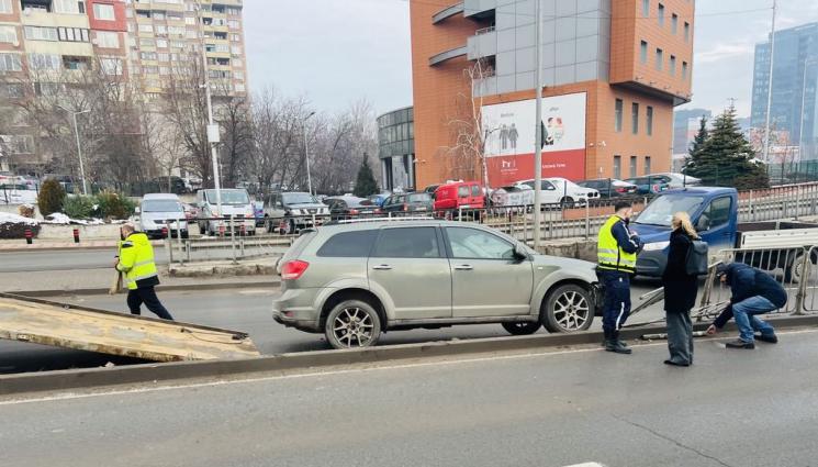 катастрофа - УЖАС В СТОЛИЦАТА: Катастрофа затапи оживен булевард! (СНИМКА)