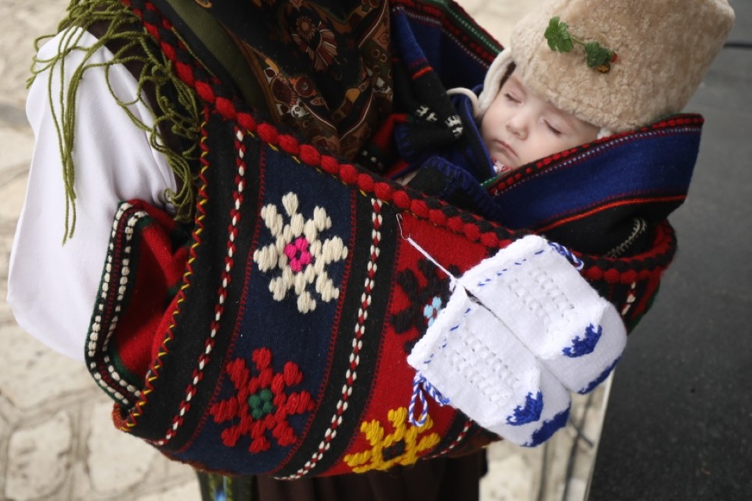 <p>Традиционното и пъстро &quot;Бабино хоро&quot; се завъртя днес в Разлог в деня на родилната помощ или Бабинден</p>