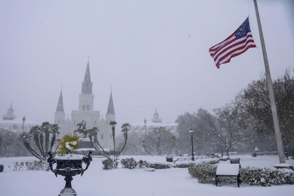 Студен фронт скова по-голямата част от Съединени щати. В Ню