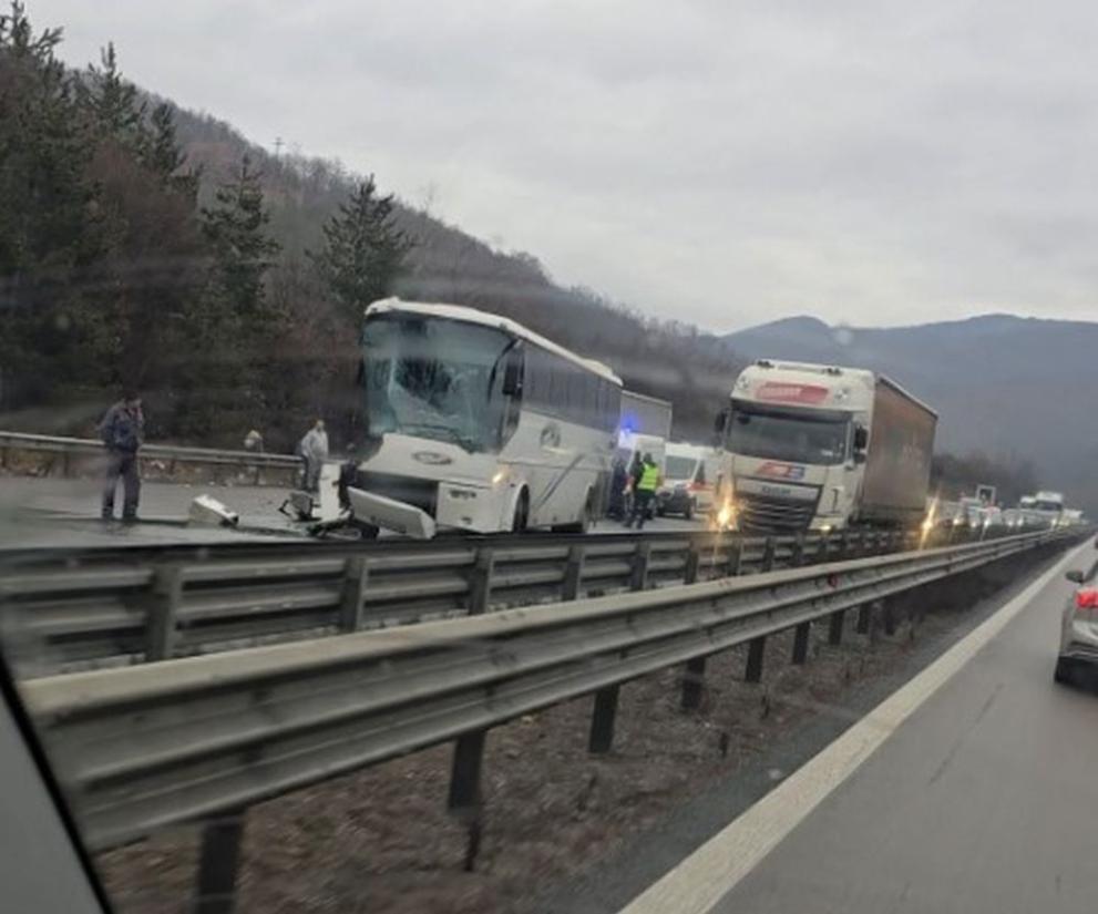 Тежка катастрофа с автобус и ТИР на АМ Хемус“, движението в района