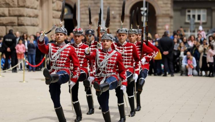 гвардейци - Модерни кабинки получиха гвардейците пред президентството (СНИМКА)