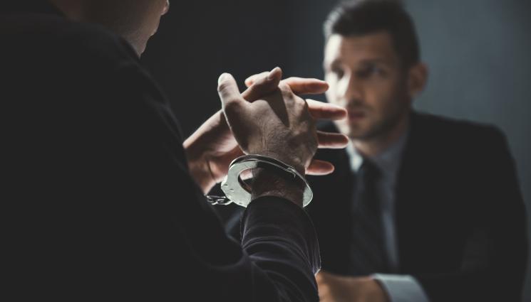 белезници - Отказаха да пуснат варненски мошеници от ареста