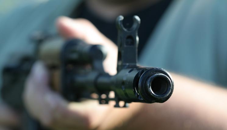 АК 47 автомат - В СИБИРСКИ ЛАГЕР: Обучават деца-войници как да „убиват украинци“ (ВИДЕО)