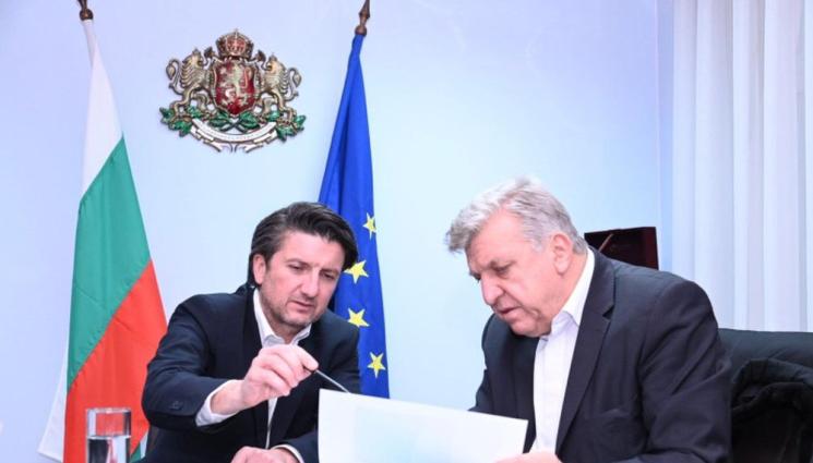 МОСВ - ЩЕ СТИГНЕ ЛИ ДО НАС? Спешна среща на двама министри заради петролен разлив в Черно море