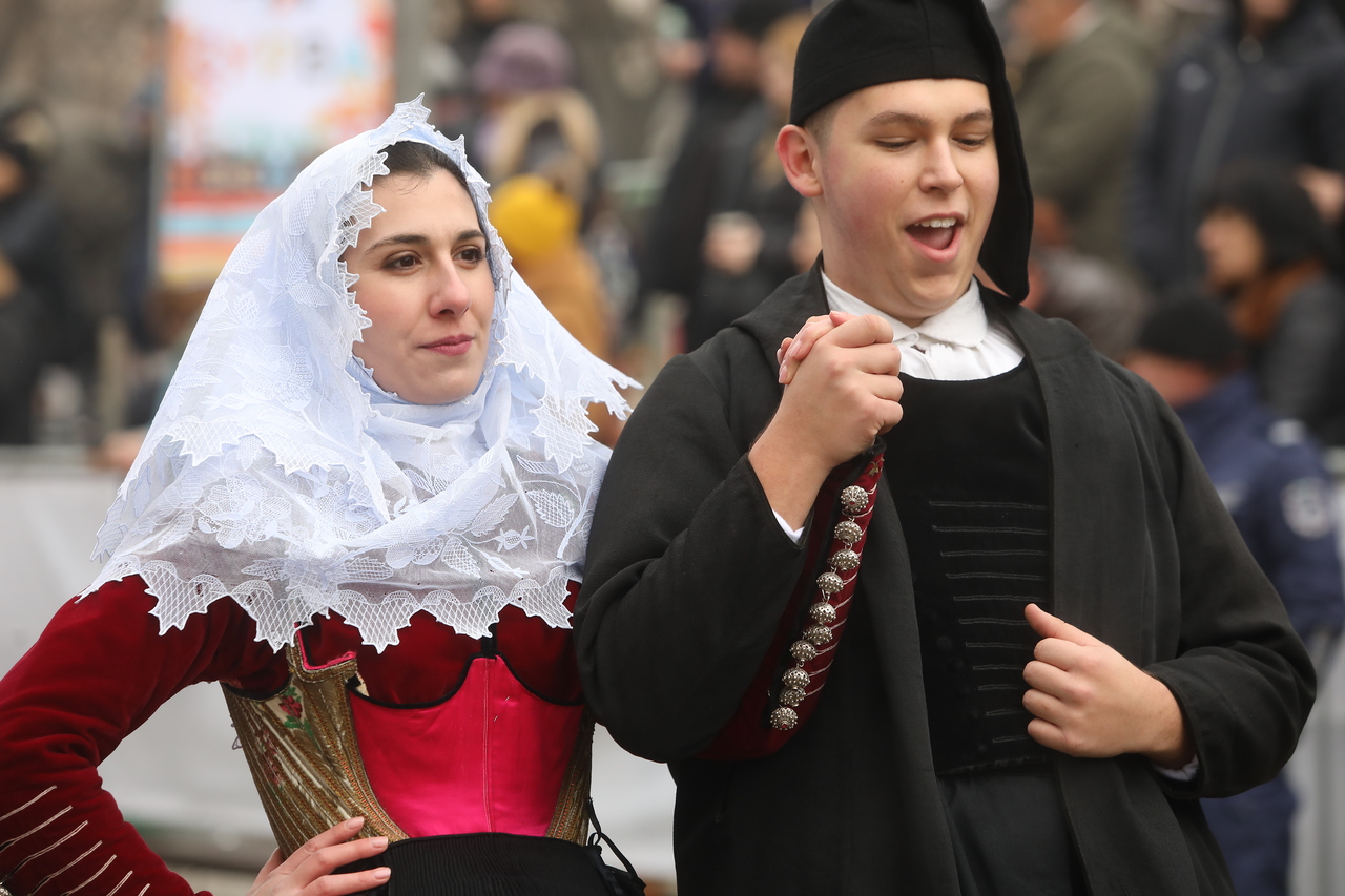 <p>Голям брой участници от България, чужбина, гости и зрители се събраха на централния площад в Перник и във втория ден на 31-ия Международен фестивал на маскарадните игри "Сурва" 2025 г.</p>