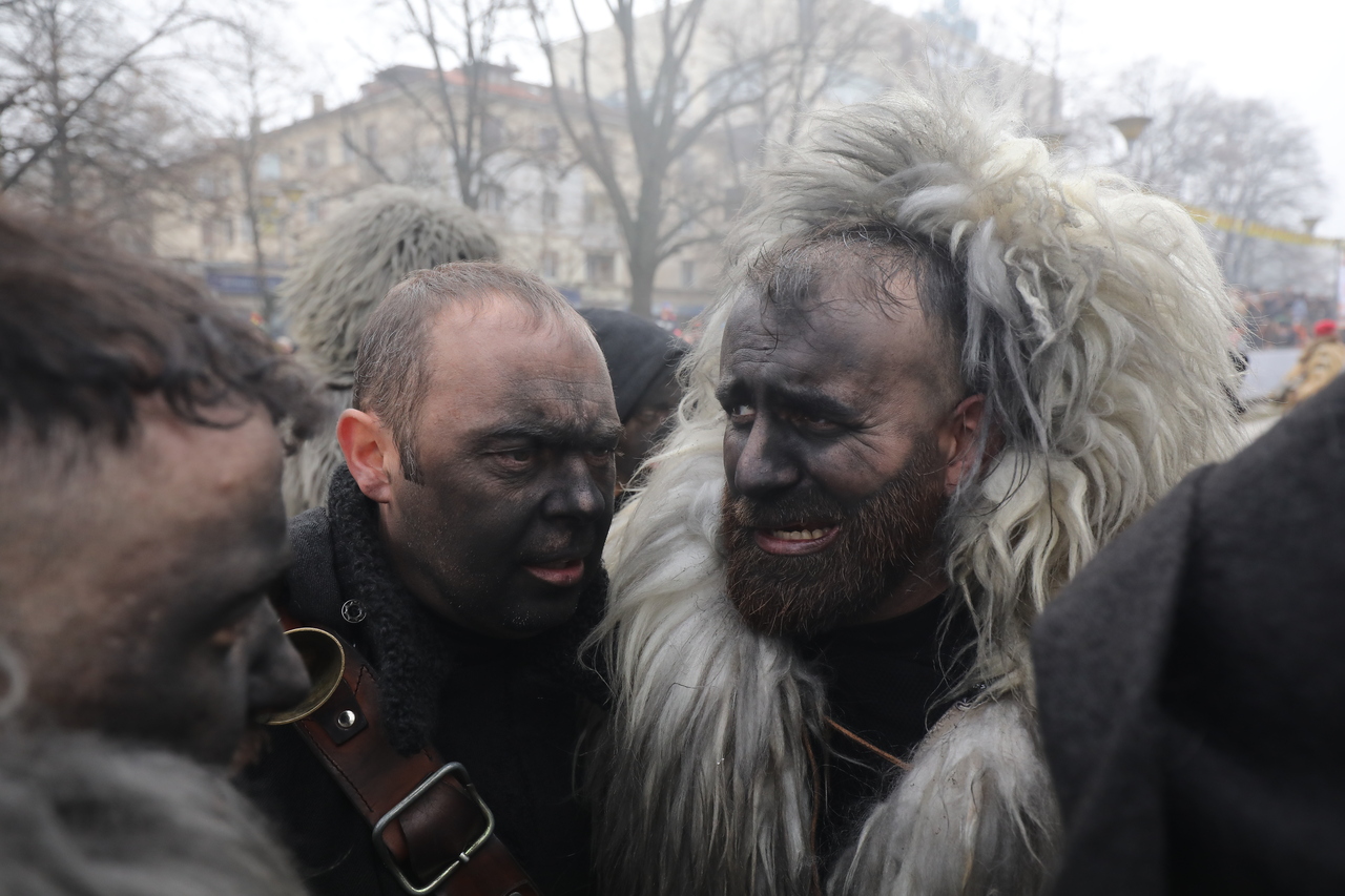 <p>Голям брой участници от България, чужбина, гости и зрители се събраха на централния площад в Перник и във втория ден на 31-ия Международен фестивал на маскарадните игри "Сурва" 2025 г.</p>