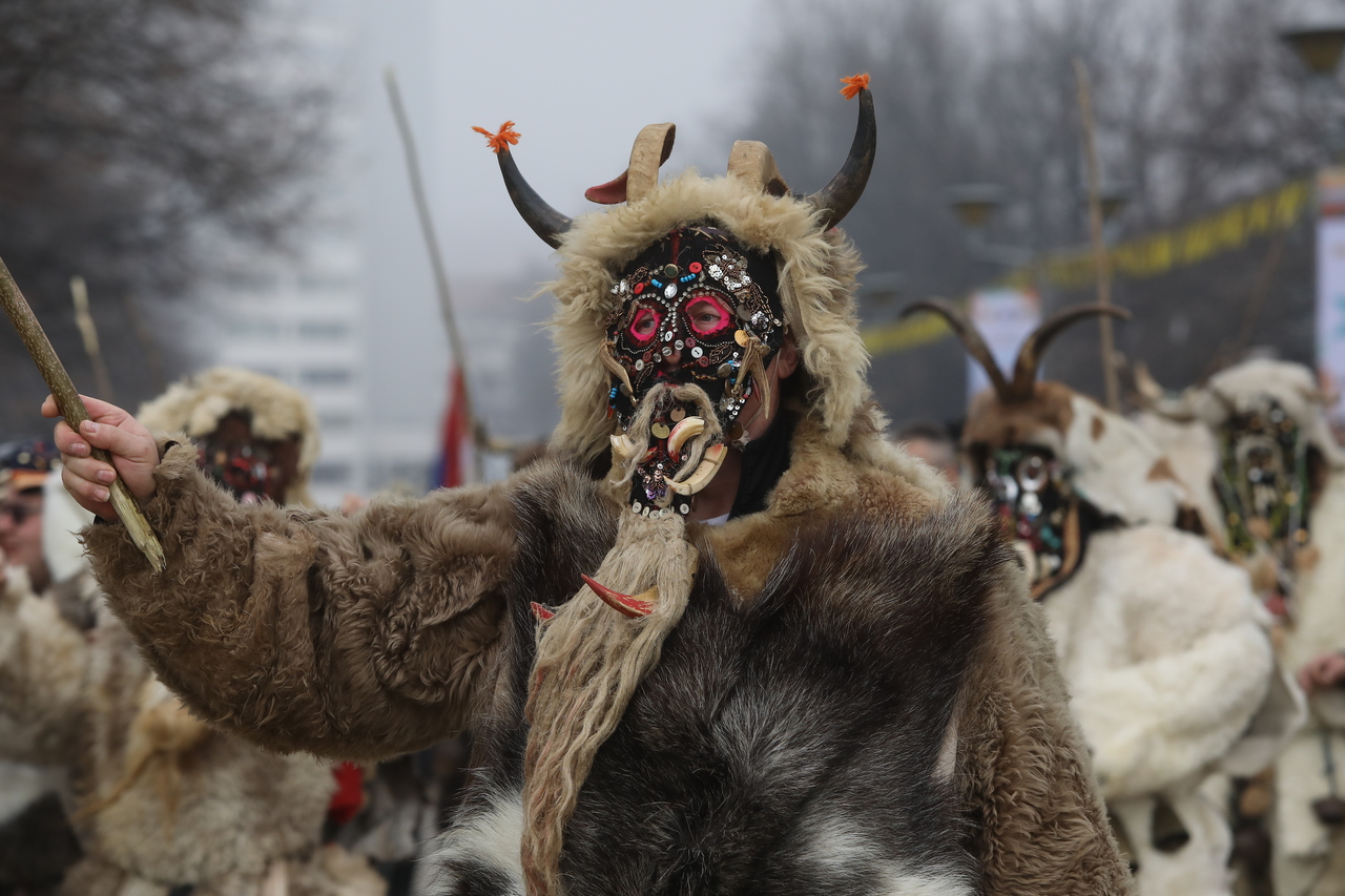<p>Голям брой участници от България, чужбина, гости и зрители се събраха на централния площад в Перник и във втория ден на 31-ия Международен фестивал на маскарадните игри "Сурва" 2025 г.</p>