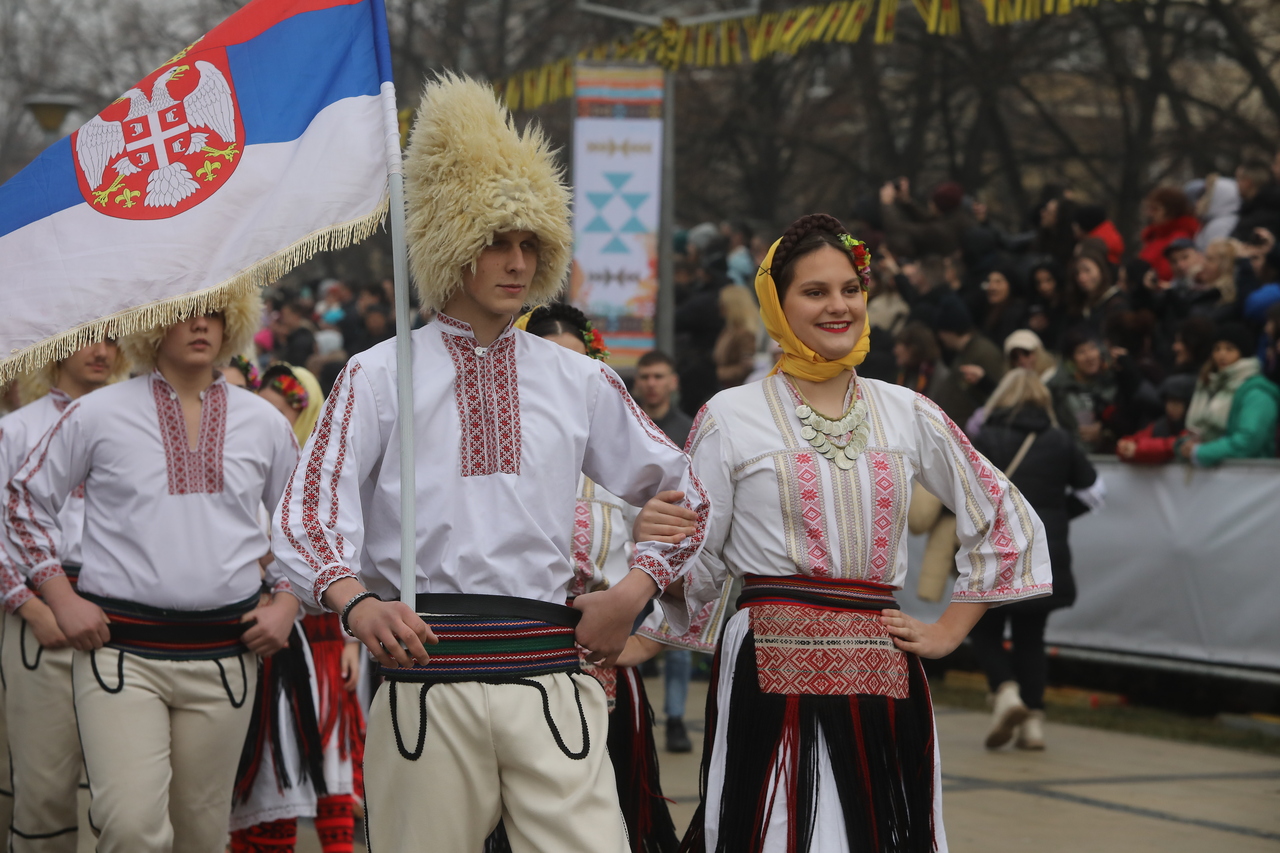 <p>Голям брой участници от България, чужбина, гости и зрители се събраха на централния площад в Перник и във втория ден на 31-ия Международен фестивал на маскарадните игри "Сурва" 2025 г.</p>