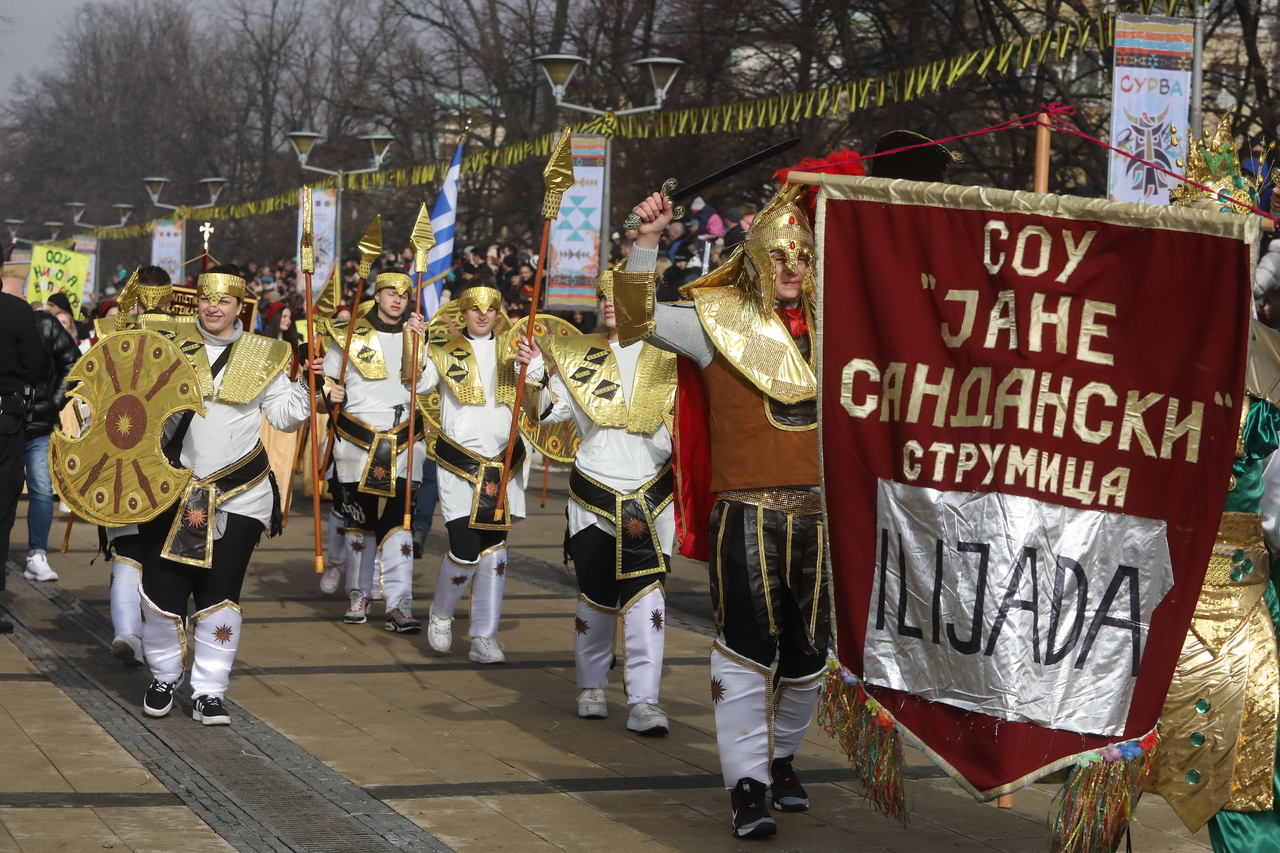 <p>Голям брой участници от България, чужбина, гости и зрители се събраха на централния площад в Перник и във втория ден на 31-ия Международен фестивал на маскарадните игри &quot;Сурва&quot; 2025 г.</p>