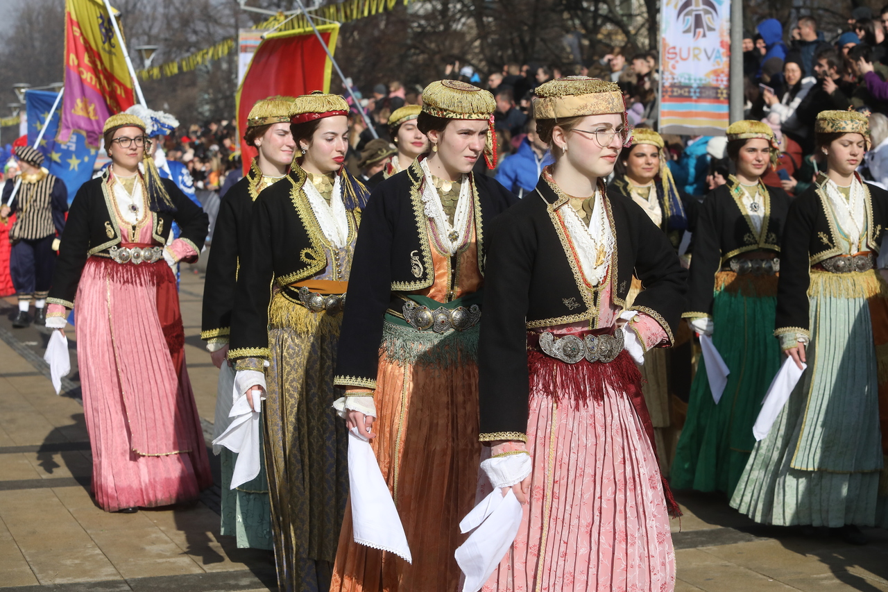 <p>Голям брой участници от България, чужбина, гости и зрители се събраха на централния площад в Перник и във втория ден на 31-ия Международен фестивал на маскарадните игри &quot;Сурва&quot; 2025 г.</p>