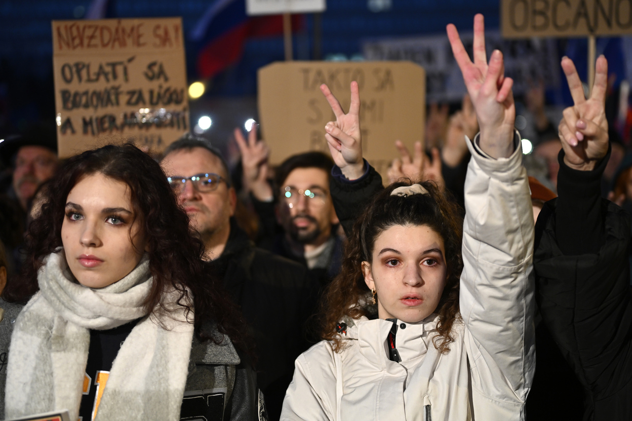 <p>Десетки словаци протестираха срещу политиката на Фицо за сближаване с Москва.</p>