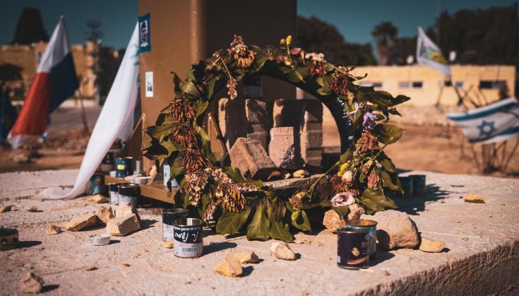 d - БОРБЕН ДУХ: 99-годишен български евреин протестира с искане за връщане на заложниците (СНИМКА)