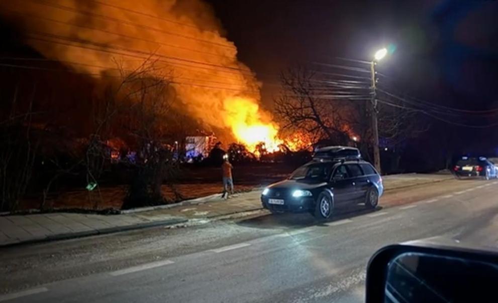 Дървени къщи за гости и прилежащата към тях механа пламнаха в